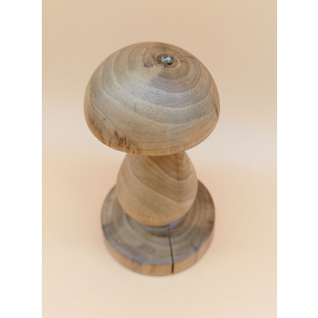 Grzyb z orzecha włoskiego szer.7,9cm/wys.14cm