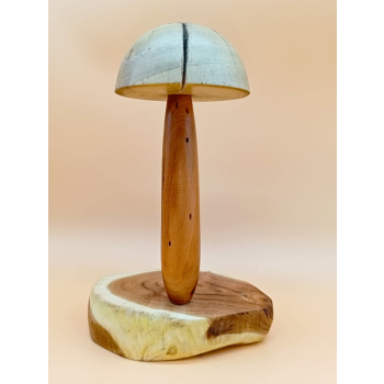 Grzyb wykonanay z akacji, czereśni i orzech włoskiego szer.13,5cm/wys.21cm/dł.6,5cm
