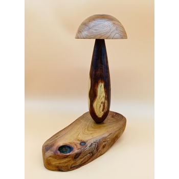 Grzyb wykonanay z akacji, akacji ozdobnej i orzech włoskiego szer.19cm/wys.25cm/dł.10cm