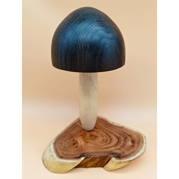 Grzyb wykonanay z akacji, orzecha włoskiego i czarnego dębu szer.17cm/wys.22,5cm/dł.9cm