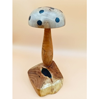 Grzyb wykonanay z akacji, czereśni i orzech włoskiego(kropki czarny dąb) szer.14cm/wys.28cm/dł.12cm