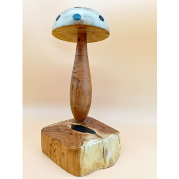 Grzyb wykonanay z akacji, czereśni i orzech włoskiego(kropki czarny dąb) szer.14cm/wys.28cm/dł.12cm