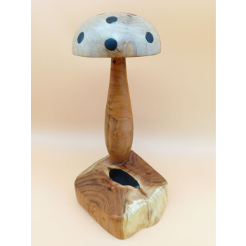 Grzyb wykonanay z akacji, czereśni i orzech włoskiego(kropki czarny dąb) szer.14cm/wys.28cm/dł.12cm