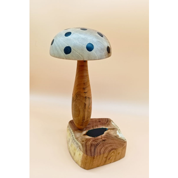 Grzyb wykonanay z akacji, czereśni i orzech włoskiego(kropki czarny dąb) szer.14cm/wys.28cm/dł.12cm