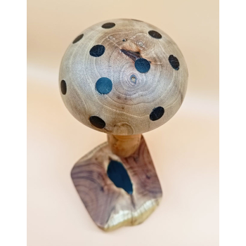 Grzyb wykonanay z akacji, czereśni i orzech włoskiego(kropki czarny dąb) szer.14cm/wys.28cm/dł.12cm
