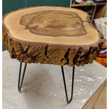 Stolik kawowy drewno orech włoski dł.50cm / szer.46cm / wys.48cm