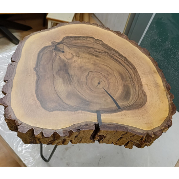 Stolik kawowy drewno orech włoski dł.50cm / szer.46cm / wys.48cm